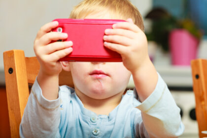 ¿Qué sucede cuando los niños se pasan el día delante de una pantalla?