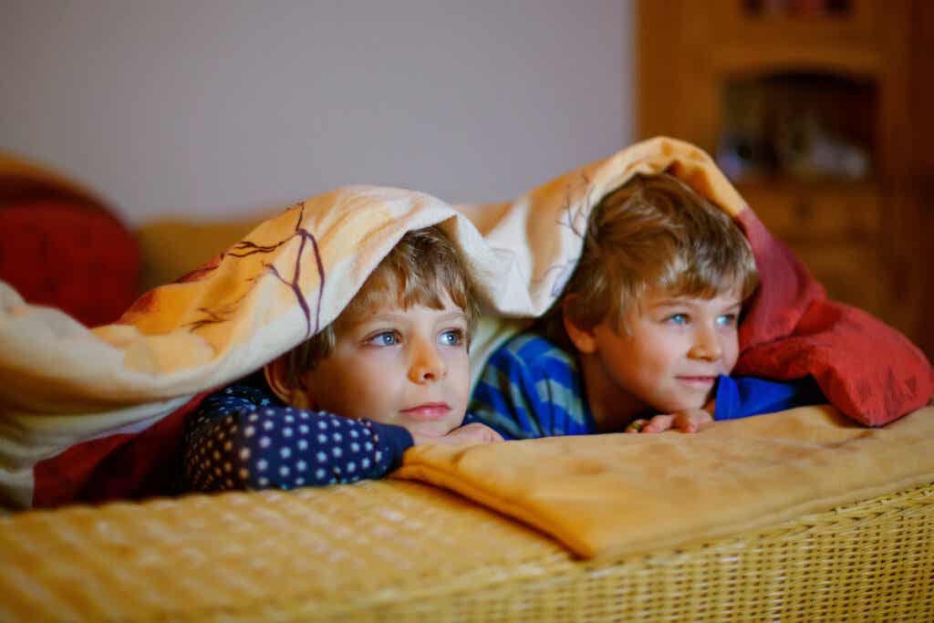 barn som ser på tv, og viser effekten av overdreven skjermtid hos barn