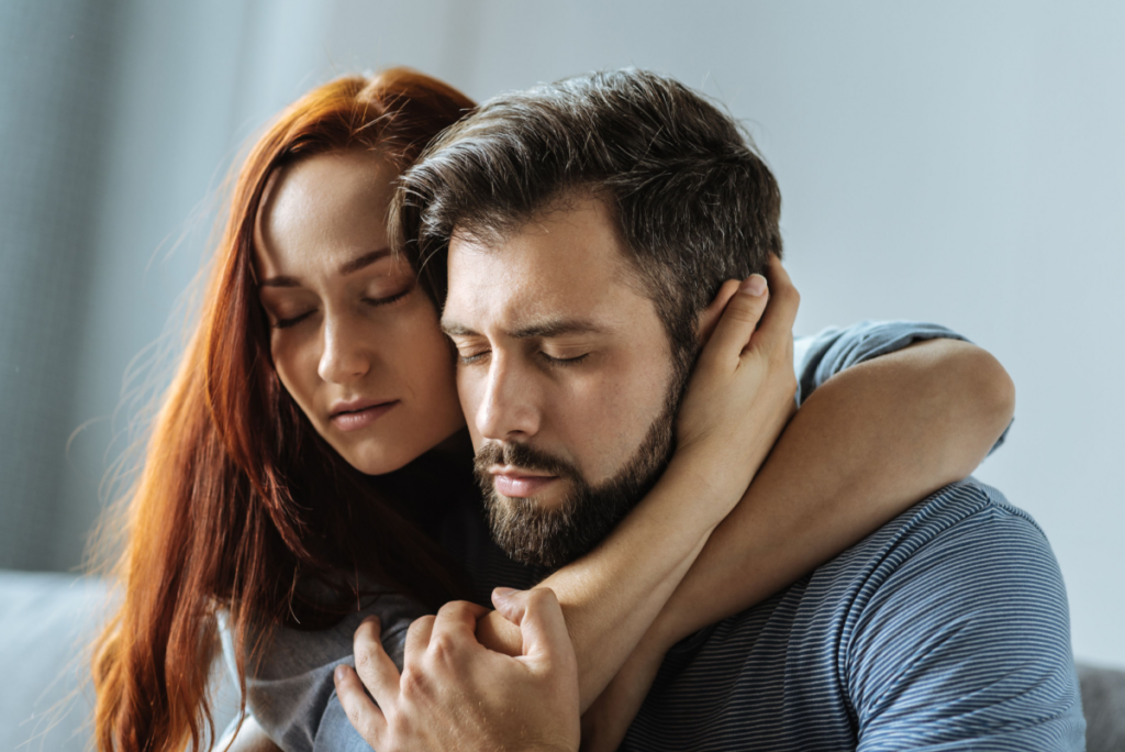 Embrassant un couple symbolisant des personnes anxieusement attachées