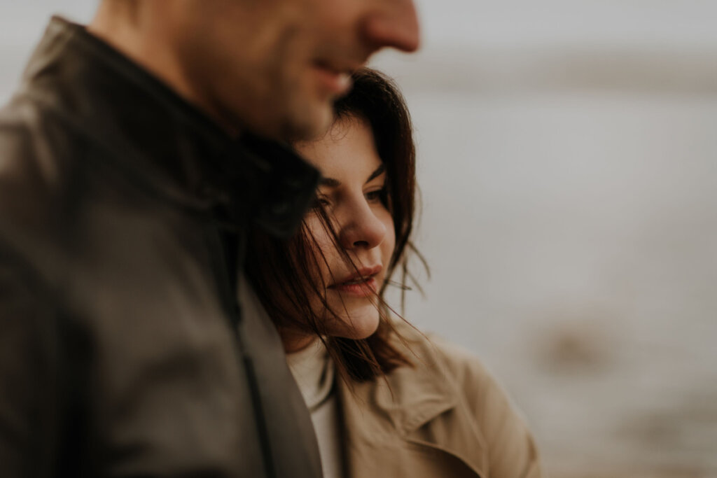 Pareja agarrada