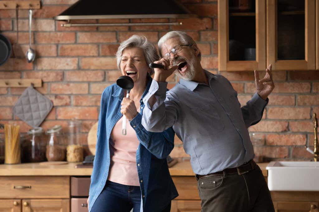 Pareja de personas mayores cantando