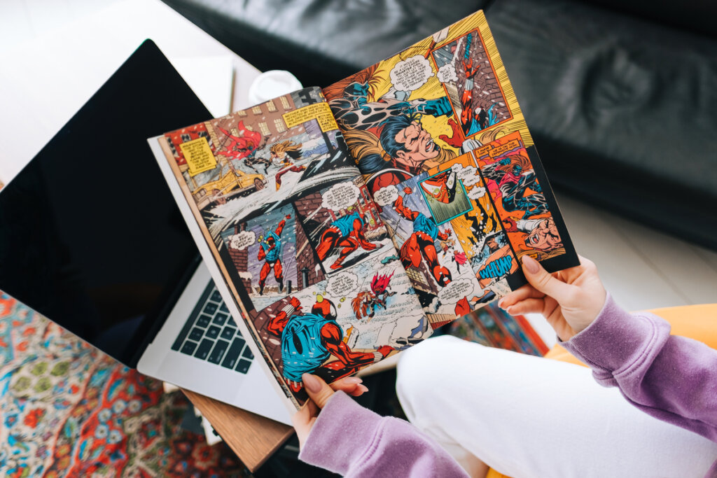 personne lisant une bande dessinée