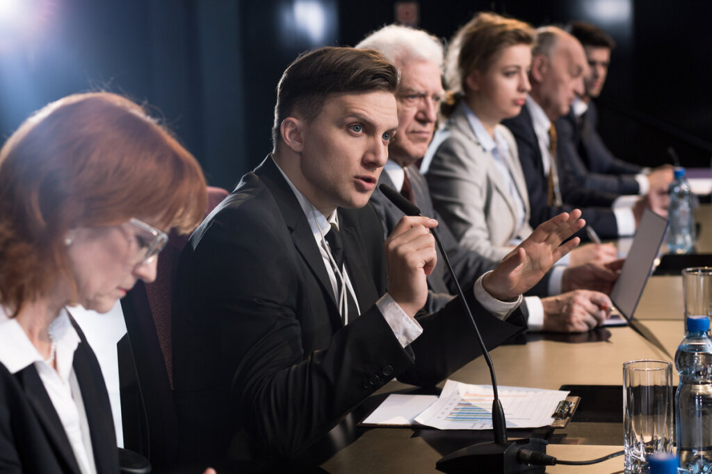 Politicus op een persconferentie