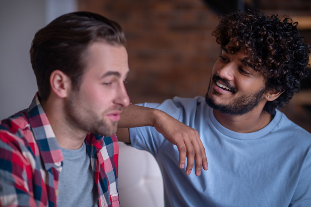 Des amis se parlent d'empathie forcée