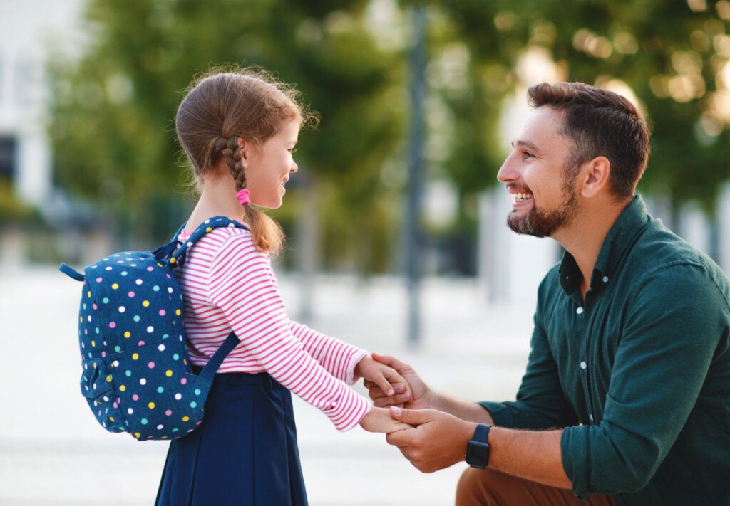 Hija despidiéndose del padre para simbolizar cómo hacer frente al estrés paterno