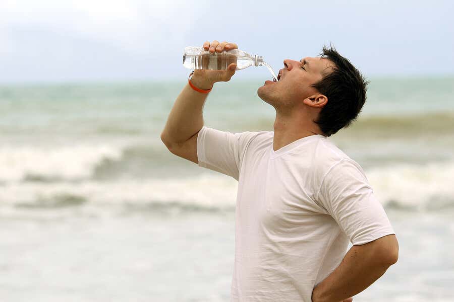 Acqua potabile dell'uomo dopo sport.