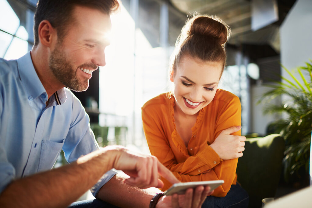 Homme et femme regardant mobile et Mastodon