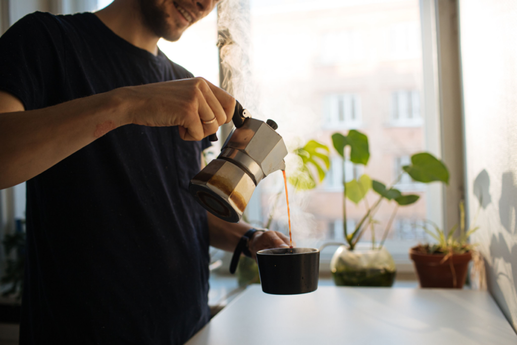 Homme se versant un café