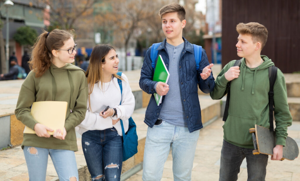 Jóvenes hablando sobre la Teoría de la inteligencia social