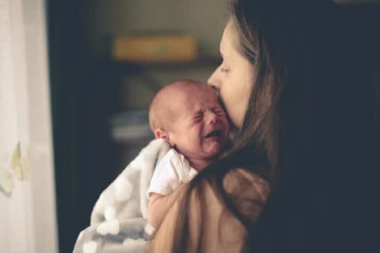 Cómo calmar el llanto de los bebés, según la ciencia