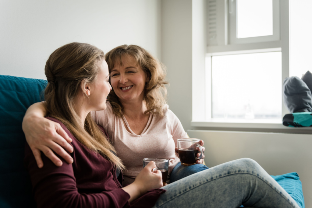 Madre hablando con su hija adolescente sobre las conversaciones curativas