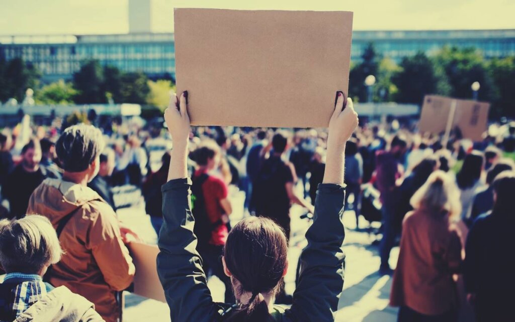 Personas manifestándose