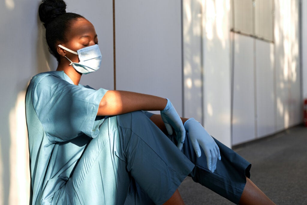 Erschöpfte Krankenschwester denkt: "deine Arbeit wird nicht geschätzt"