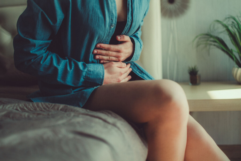 Femme avec des crampes menstruelles