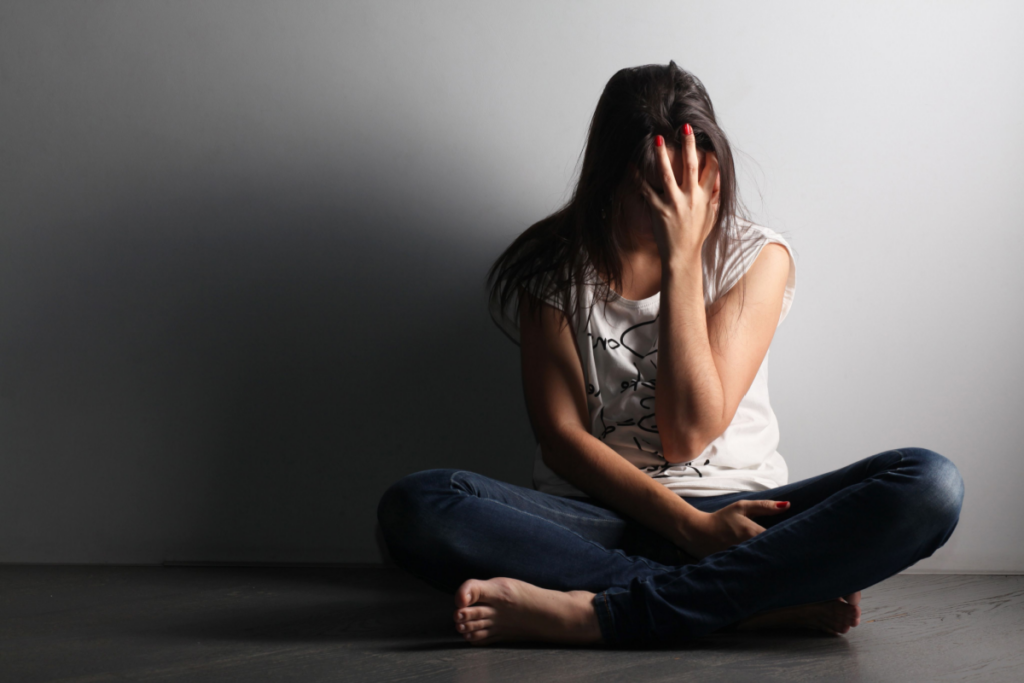 Mujer llorando sentada en el suelo