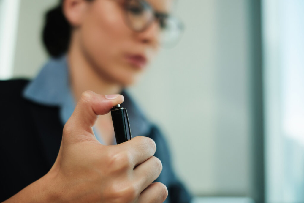 Femme appuyant sur un stylo