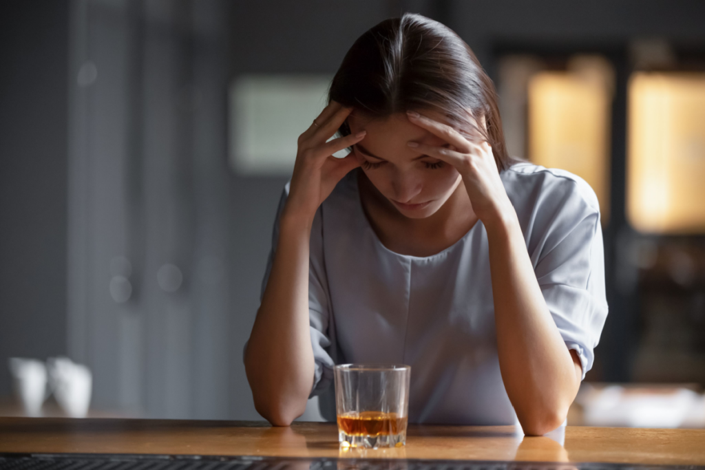 Frau mit Alkoholproblemen zeigt spezifisches Suchtverhalten