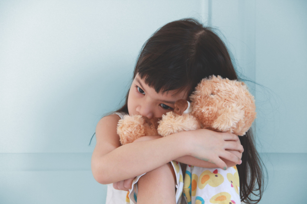 Niña agarrando un oso de peluche