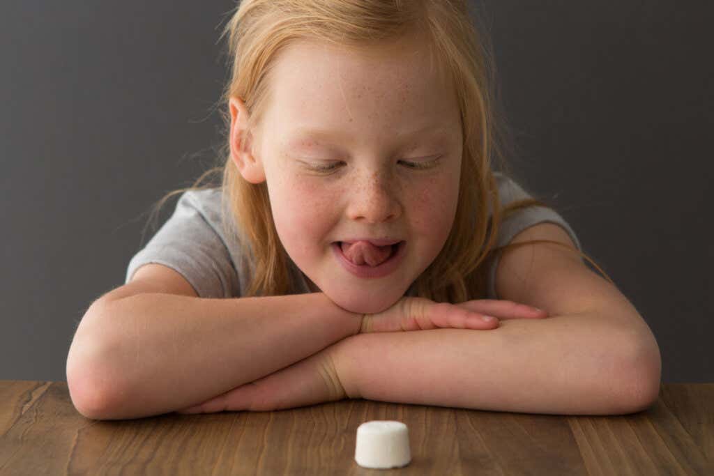 Flicka framför en marshmallow