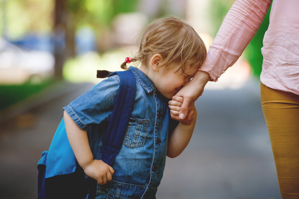 Niña llorando agarrada a su madre