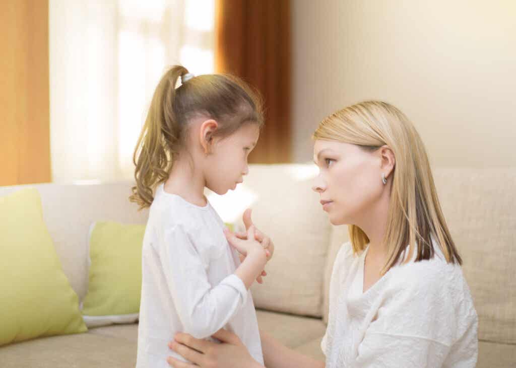 einschüchternde Mutter spricht mit ihrer Tochter