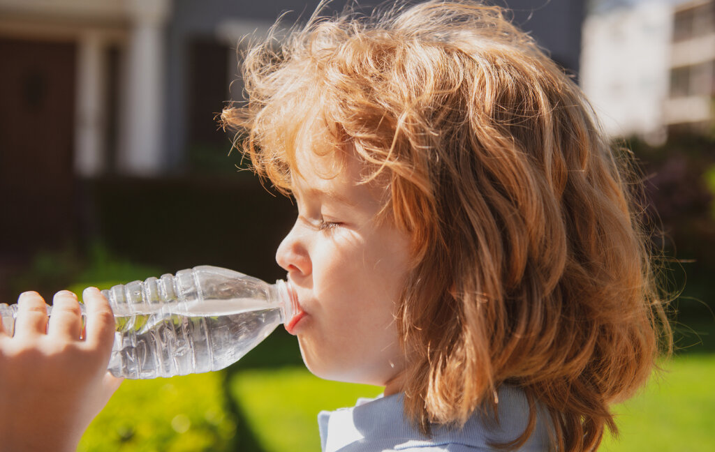 Niño bebiendo agua de botella