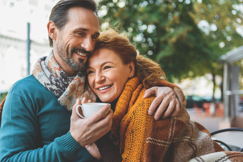 Couple adulte prenant un café, exemple d'une relation basée sur l'attachement sécurisant