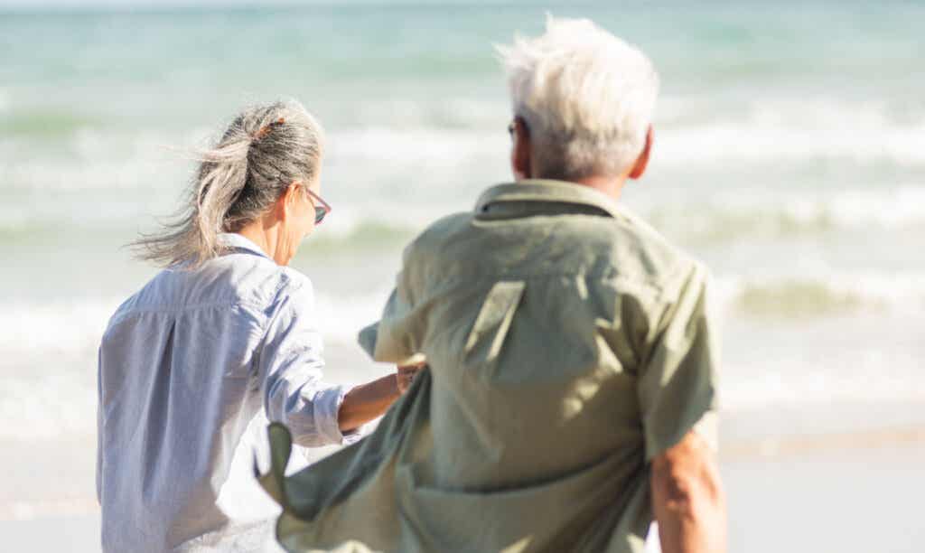 Äldre par som symboliserar att vi blir mer introverta med åldern