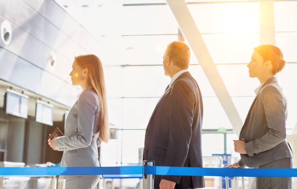 personas haciendo cola