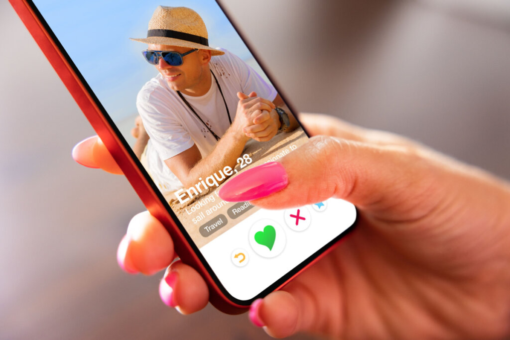 Frau nutzt Dating-Apps