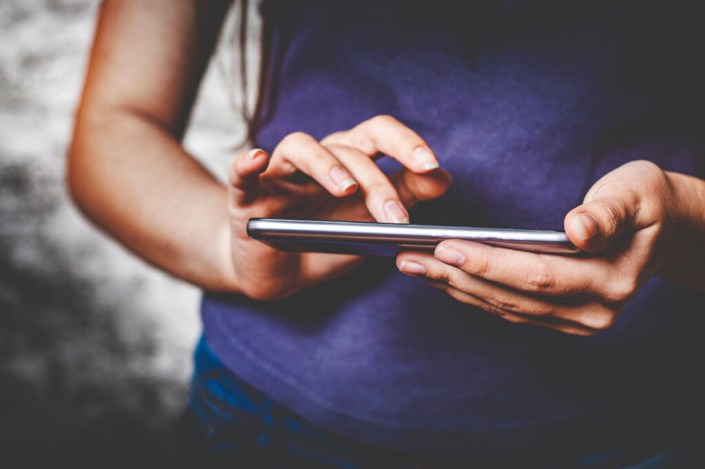 Garota procurando informações com o celular