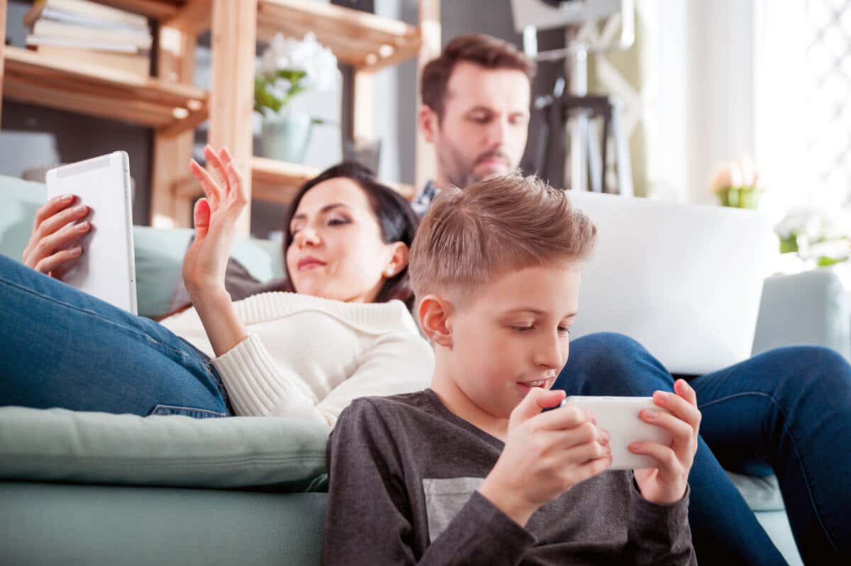 Frånkopplad familj tittar på mobilerna