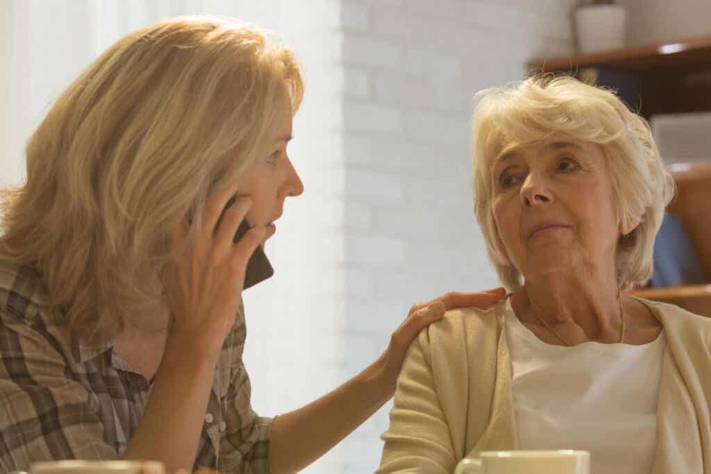 Einsamkeit bei älteren Menschen vermeiden. Tochter spricht mit ihrer Mutter