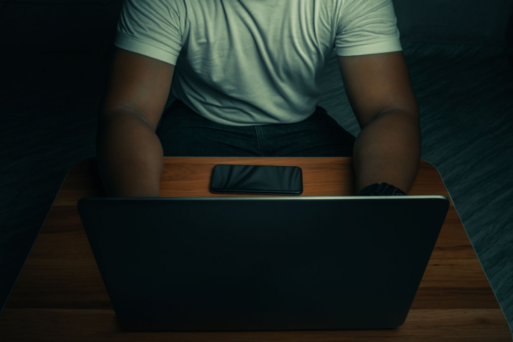 Homme avec un ordinateur la nuit