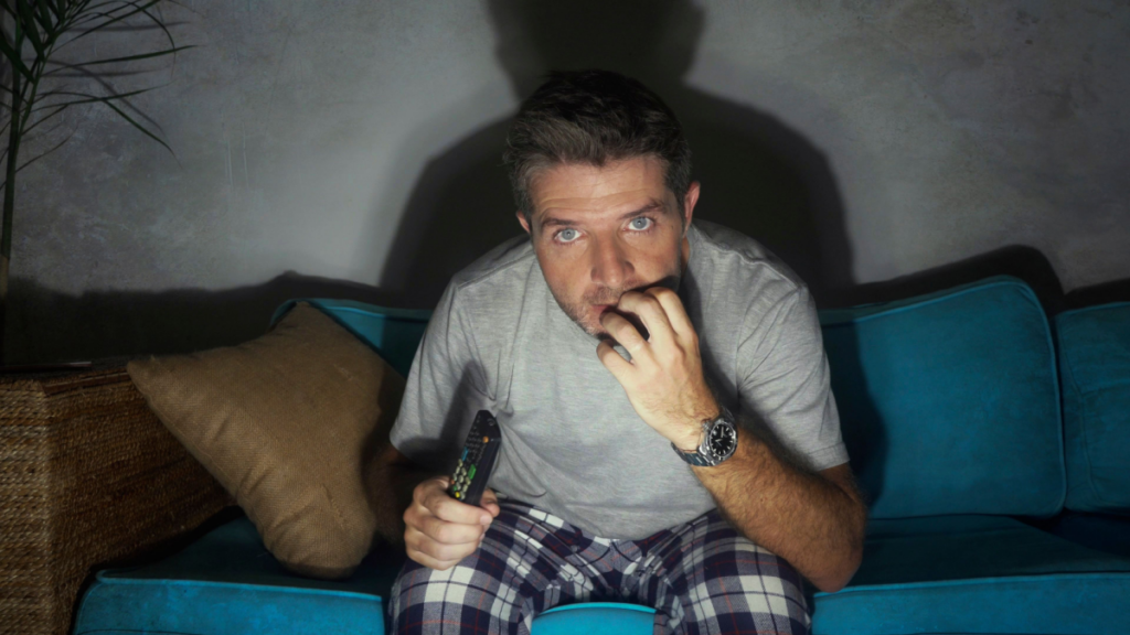 Man kijkt gespannen naar de tv
