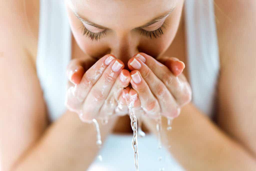 Vrouw wast haar gezicht