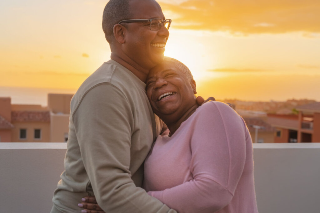 Couple de personnes âgées souriant heureux symbolisant les émotions positives les plus importantes