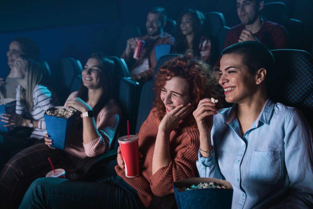 Personas en el cine comiendo palomitas