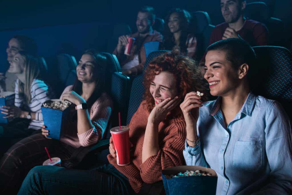 Persone al cinema che mangiano popcorn