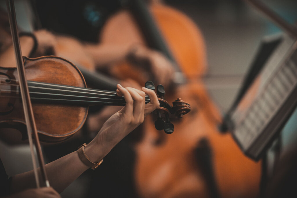 Personas tocando violines
