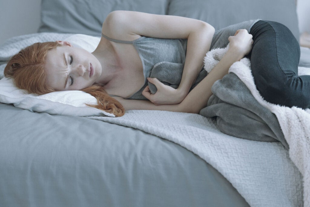 Tonåring med anorexi i sängen