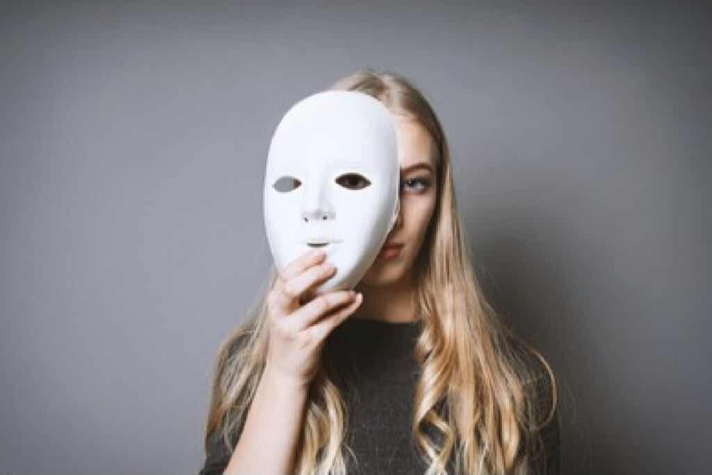 Frau hinter der Maske