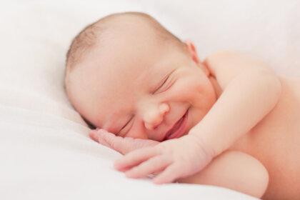 La curiosa evolución de la sonrisa del bebé