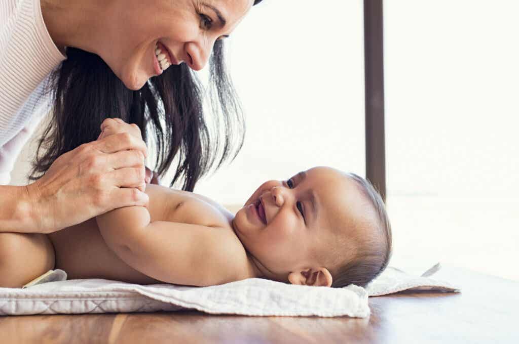 Bébé souriant à sa mère