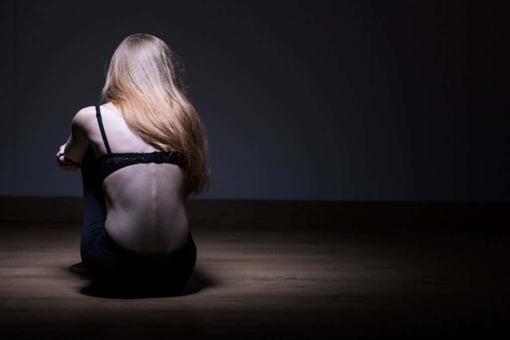 Chica con anorexia de espaldas
