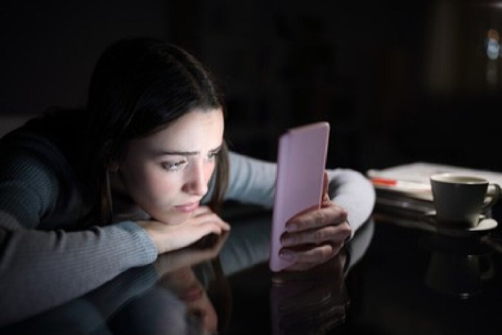 jente som lider av forholdet mellom selvkrav og sosiale nettverk