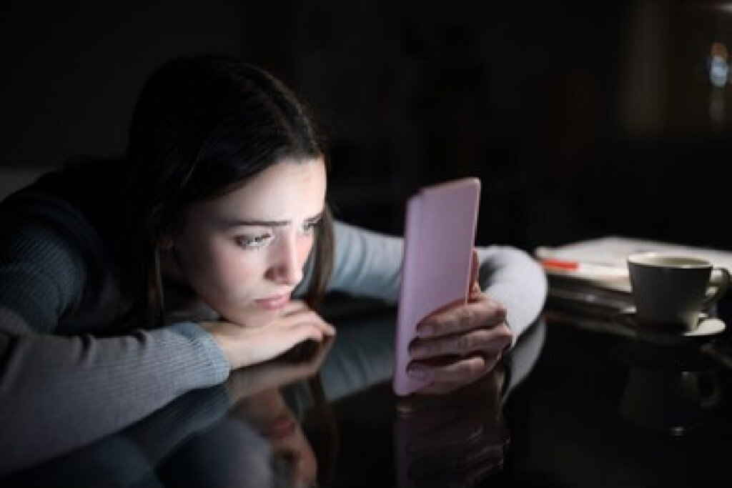 fille qui souffre de la relation entre l'auto-exigence et les réseaux sociaux