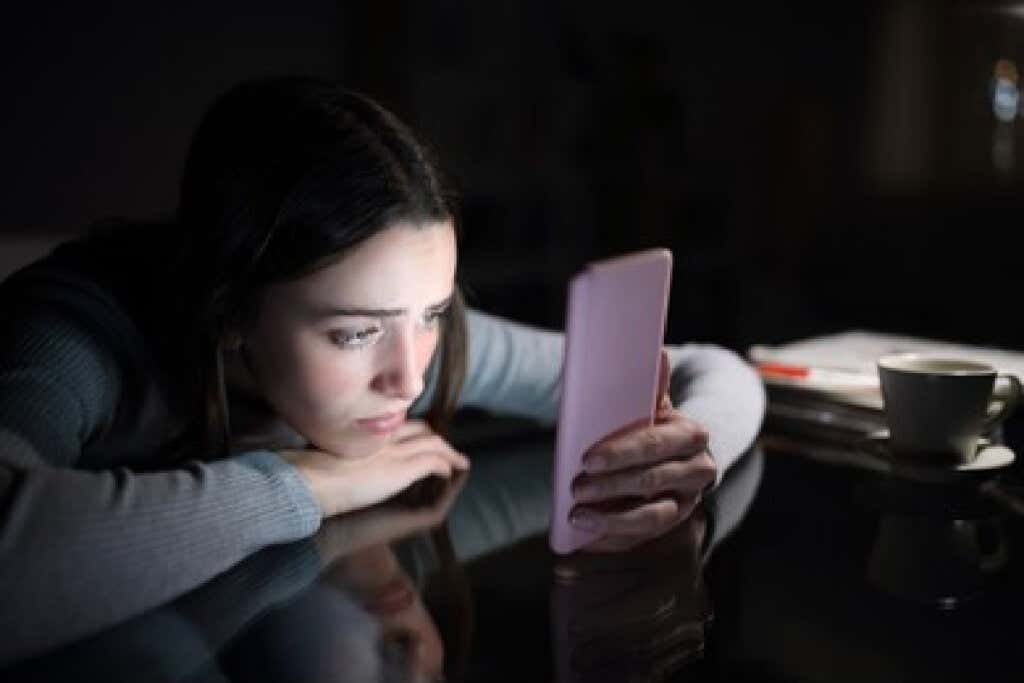 dziewczyna, która cierpi z powodu związku między wymaganiami wobec siebie a sieciami społecznościowymi