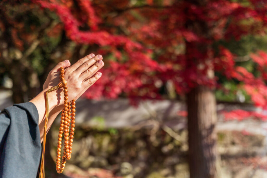 Hombre con collar en la mano