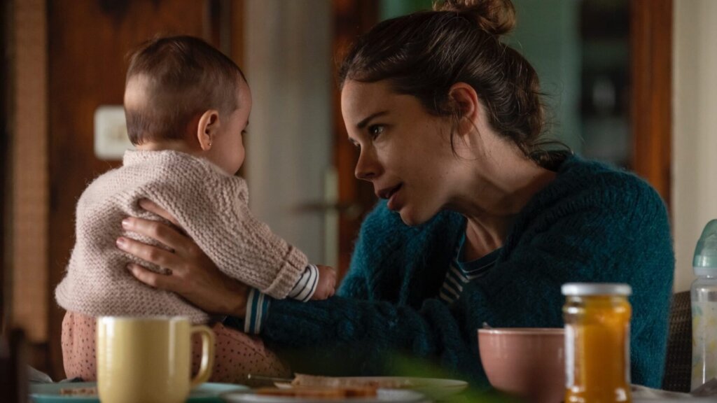 Mère avec bébé symbolisant comment les bébés savent à qui faire confiance